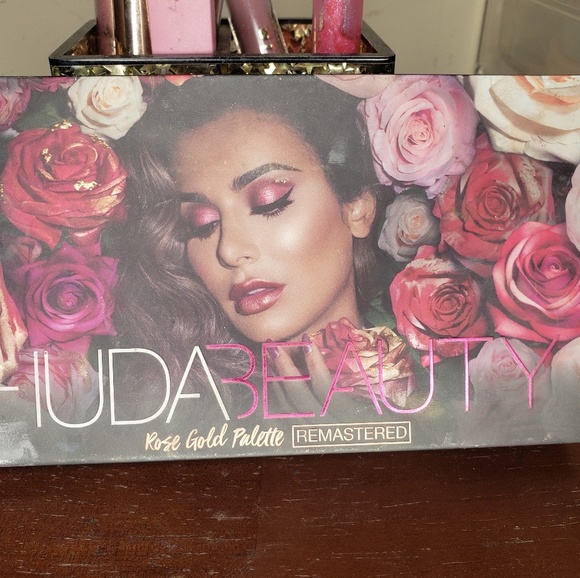 Huda Beauty Rosegold Pallet - Picture 1 of 2